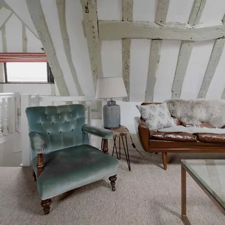 Characterful Apartment In The Heart Of Petworth Exterior photo