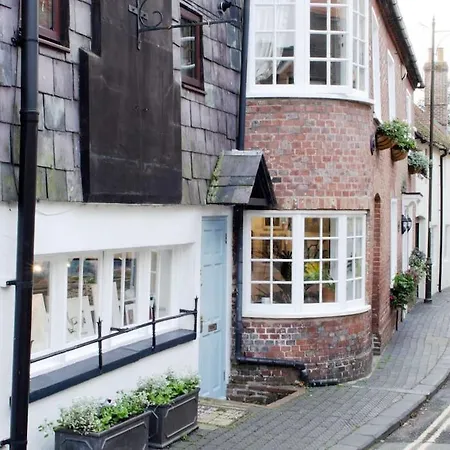 Characterful Apartment In The Heart Of Petworth Exterior photo