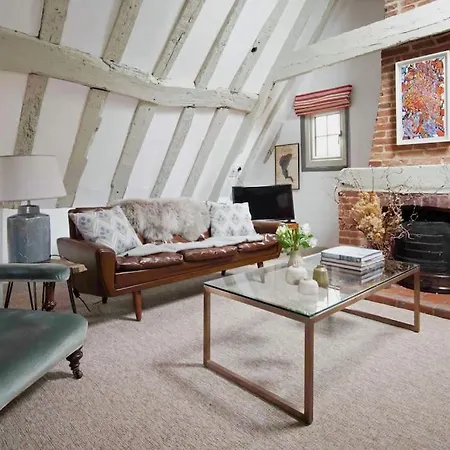 Characterful Apartment In The Heart Of Petworth Exterior photo