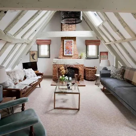 Characterful Apartment In The Heart Of Petworth Exterior photo