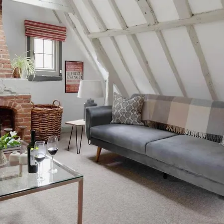 Characterful Apartment In The Heart Of Petworth Exterior photo