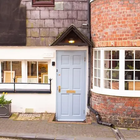 Characterful Apartment In The Heart Of Petworth Exterior photo