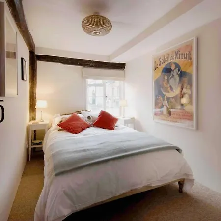 Characterful Apartment In The Heart Of Petworth Exterior photo