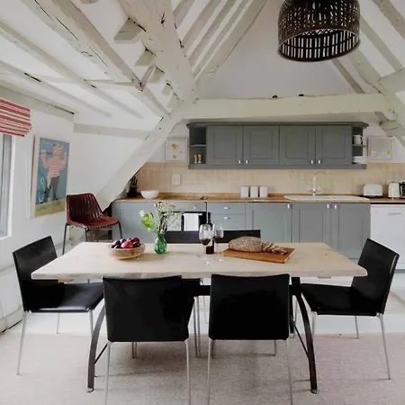 Characterful Apartment In The Heart Of Petworth Exterior photo
