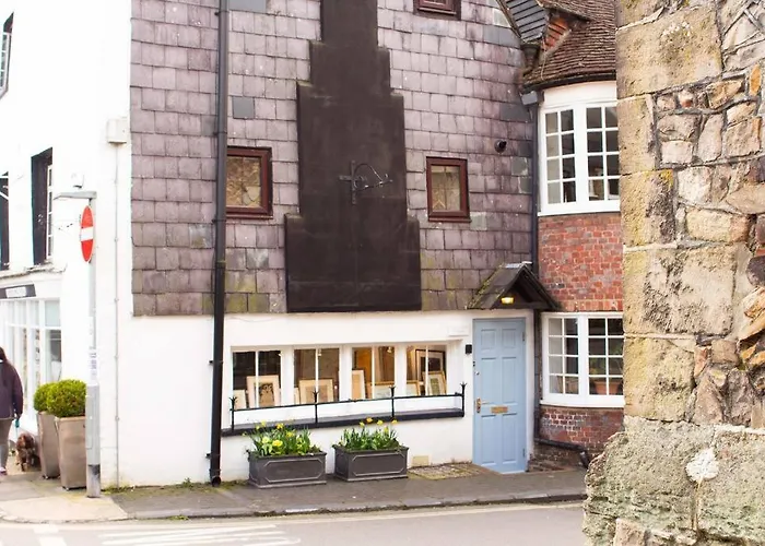 Characterful Apartment In The Heart Of Petworth
